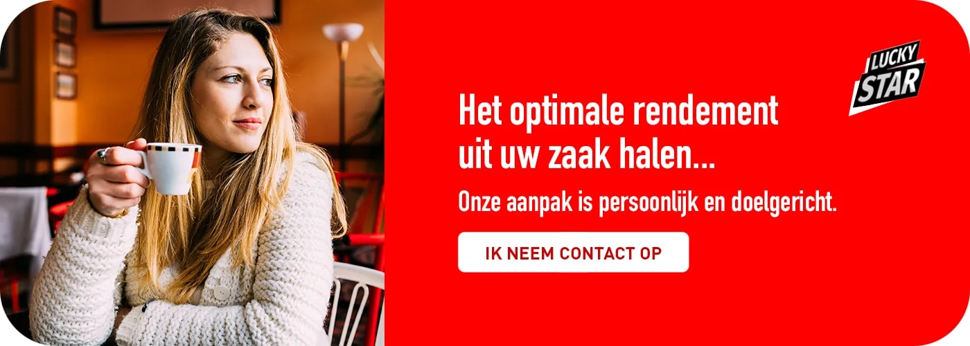 Vrouw met een kop koffie in een café